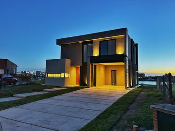 VENTA CASA 5 AMBIENTES A LA LAGUNA