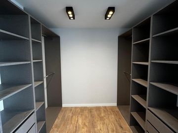 VENTA CASA 5 AMBIENTES A LA LAGUNA