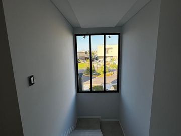 VENTA CASA 5 AMBIENTES A LA LAGUNA