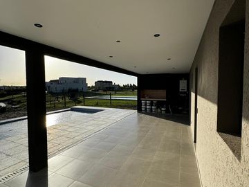 VENTA CASA 5 AMBIENTES A LA LAGUNA