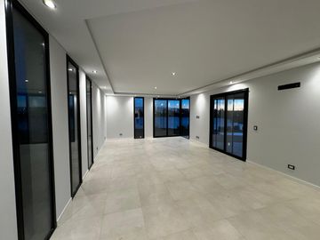 VENTA CASA 5 AMBIENTES A LA LAGUNA