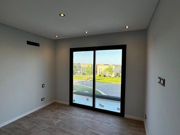 VENTA CASA 5 AMBIENTES A LA LAGUNA