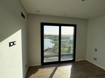 VENTA CASA 5 AMBIENTES A LA LAGUNA
