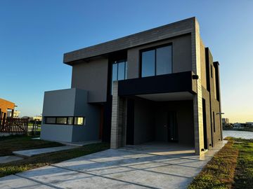 VENTA CASA 5 AMBIENTES A LA LAGUNA