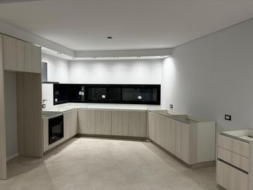 VENTA CASA 5 AMBIENTES A LA LAGUNA