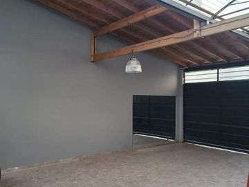 Casa en venta - 4 Dormitorios 3 Baños - Cocheras - 538Mts2 - Villa Udaondo, Ituzaingó