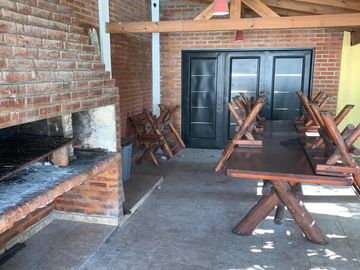 Casa en venta - 4 Dormitorios 3 Baños - Cocheras - 538Mts2 - Villa Udaondo, Ituzaingó