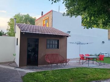 Casa en venta - 4 Dormitorios 3 Baños - Cocheras - 538Mts2 - Villa Udaondo, Ituzaingó