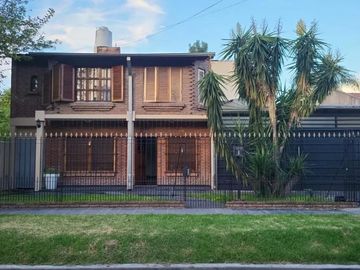 Casa en venta - 4 Dormitorios 3 Baños - Cocheras - 538Mts2 - Villa Udaondo, Ituzaingó