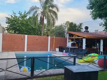 Casa en venta - 4 Dormitorios 3 Baños - Cocheras - 538Mts2 - Villa Udaondo, Ituzaingó