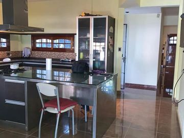 Casa en venta - 4 Dormitorios 3 Baños - Cocheras - 538Mts2 - Villa Udaondo, Ituzaingó