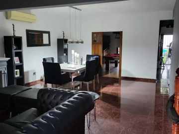 Casa en venta - 4 Dormitorios 3 Baños - Cocheras - 538Mts2 - Villa Udaondo, Ituzaingó