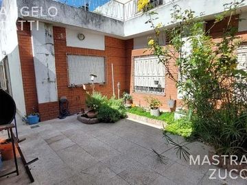 Amplio PH de 4 Ambientes acceso por pasillo