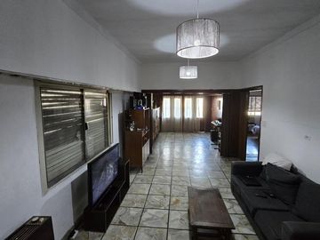 Amplio PH de 4 Ambientes acceso por pasillo