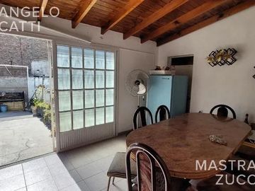 Amplio PH de 4 Ambientes acceso por pasillo