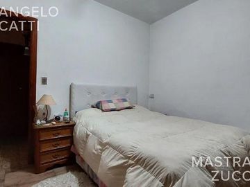 Amplio PH de 4 Ambientes acceso por pasillo