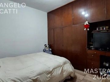 Amplio PH de 4 Ambientes acceso por pasillo