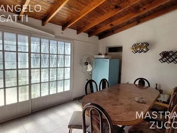 Amplio PH de 4 Ambientes acceso por pasillo