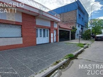 Amplio PH de 4 Ambientes acceso por pasillo