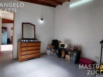Amplio PH de 4 Ambientes acceso por pasillo