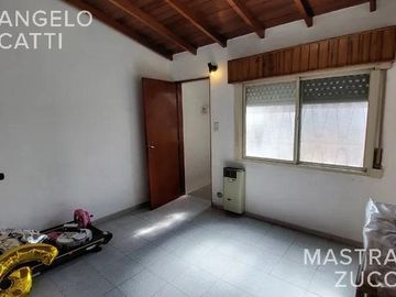 Amplio PH de 4 Ambientes acceso por pasillo