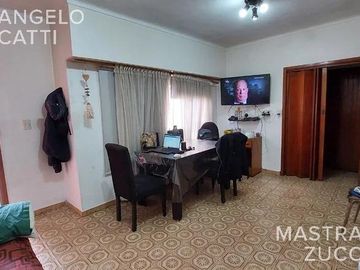 Amplio PH de 4 Ambientes acceso por pasillo