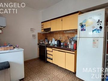 Amplio PH de 4 Ambientes acceso por pasillo