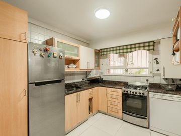 Departamento en Venta. Cuatro ambientes. Dependencia. Cochera. Baulera. Belgrano