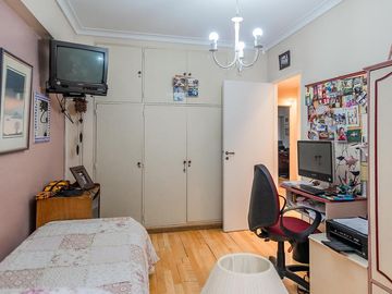 Departamento en Venta. Cuatro ambientes. Dependencia. Cochera. Baulera. Belgrano