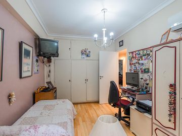 Departamento en Venta. Cuatro ambientes. Dependencia. Cochera. Baulera. Belgrano
