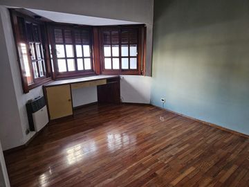 Imponente propiedad a pasos de Av, Jujuy, Av. Juan de Garay, Acceso autopista, barrio residencial.