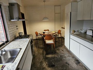 Imponente propiedad a pasos de Av, Jujuy, Av. Juan de Garay, Acceso autopista, barrio residencial.