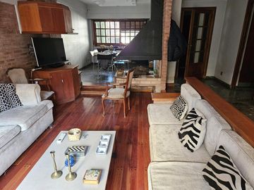 Imponente propiedad a pasos de Av, Jujuy, Av. Juan de Garay, Acceso autopista, barrio residencial.