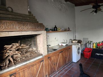 Imponente propiedad a pasos de Av, Jujuy, Av. Juan de Garay, Acceso autopista, barrio residencial.
