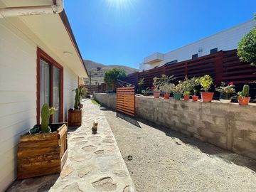 Gran parcela con amplia casa en Fundo Loreto