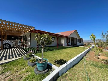 Gran parcela con amplia casa en Fundo Loreto