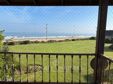 Casa dos pisos con gran vista al mar