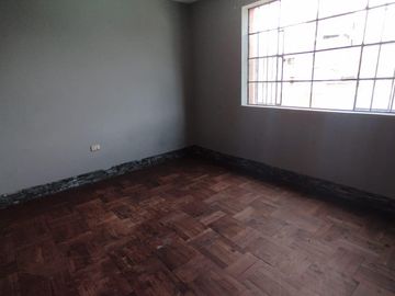 Amplia Casa de 2 pisos en Cercado de Lima