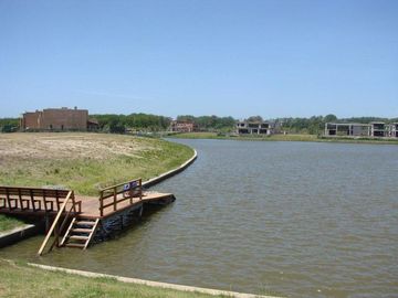 Venta de Departamento de 2 dormitorios, vista al rio y jardin exclusivo en Albanueva, posible amarra