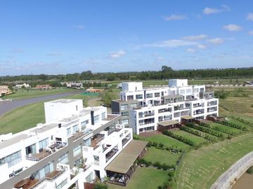 Venta de Departamento de 2 dormitorios, vista al rio y jardin exclusivo en Albanueva, posible amarra