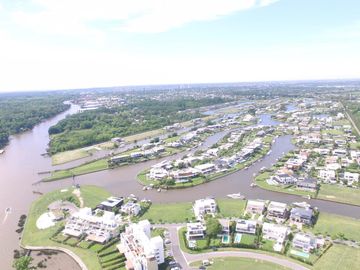Venta en obra financiada departamento de 2 dormitorios vista al rio y jardin exclusivo en Albanueva