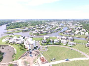 Venta en obra financiada departamento de 2 dormitorios vista al rio y jardin exclusivo en Albanueva