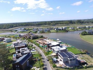 Albanueva, amplio departamento en venta 2 dormitorios c/terraza y parrilla, posibilidad de amarra