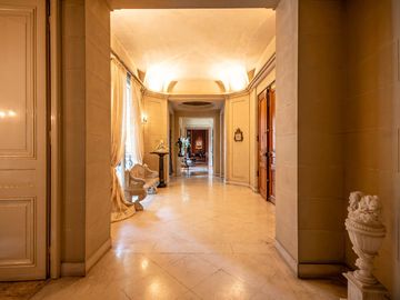 Departamento estilo Frances - 7 ambientes- Con Cochera - en Venta - Retiro