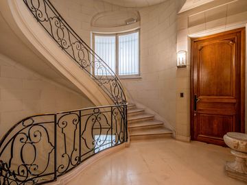Departamento estilo Frances - 7 ambientes- Con Cochera - en Venta - Retiro