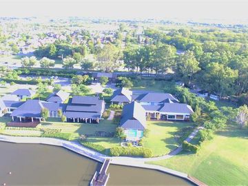 Venta en obra financiada, departamento de 2 dormitorios con jardin exclusivo en Albanueva