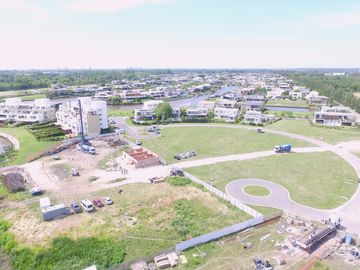 Venta en obra financiada en Albanueva, departamento 2 dormitorios con terraza y parrilla fte al rio