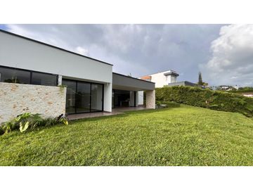 VENTA DE HERMOSA CASA CAMPESTRE PARA ESTRENAR VIA ARMENIA