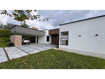 VENTA DE HERMOSA CASA CAMPESTRE PARA ESTRENAR VIA ARMENIA