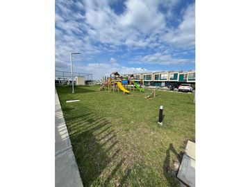VENTA DE HERMOSA CASA EN COND. ZONA AEROPUERTO PERMITE RENTAS CORTAS